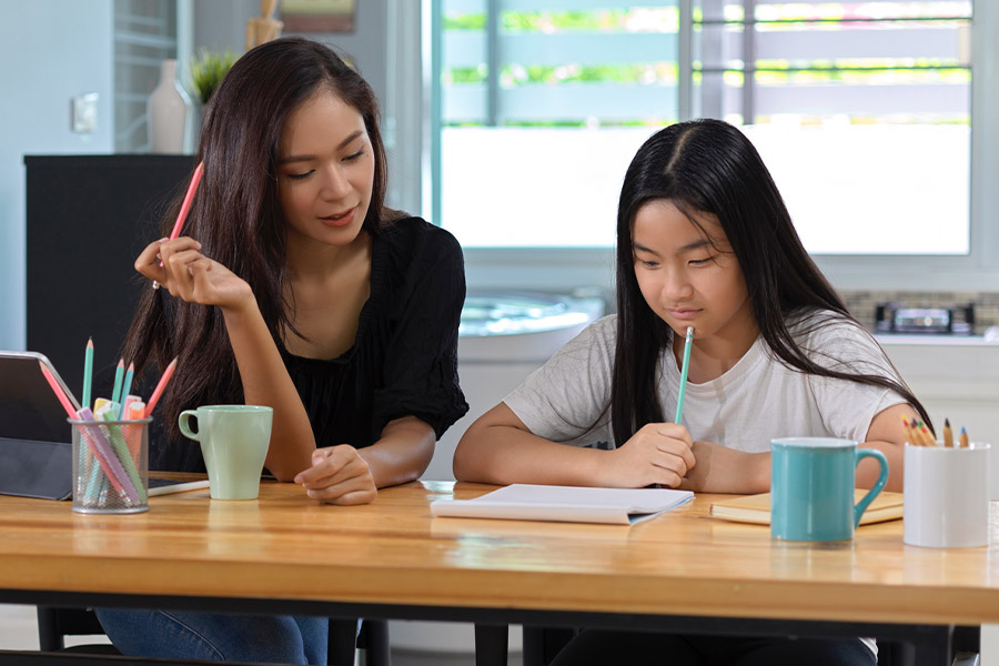 student and tutor together at a desk in Statten Island